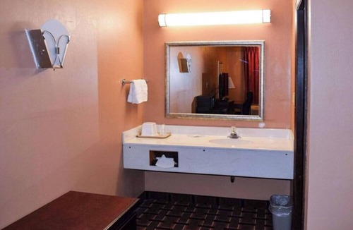 Richburg Hotel | 2 Queen Rooms Near City Fun + Savings – Explore Charlotte Premium Outlets Nearby