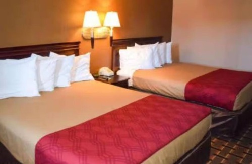 Richburg Hotel | 2 Queen Rooms Near City Fun + Savings – Explore Charlotte Premium Outlets Nearby