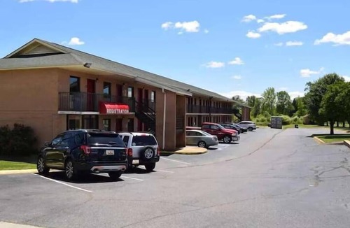 Richburg Hotel | 2 Queen Rooms Near City Fun + Savings – Explore Charlotte Premium Outlets Nearby