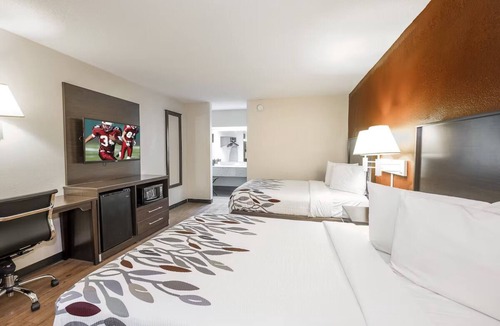 Walterboro Hotel | 2 Scenic Rooms Near Dogwood Hills Golf Club – Explore Nature & Play Golf Nearby