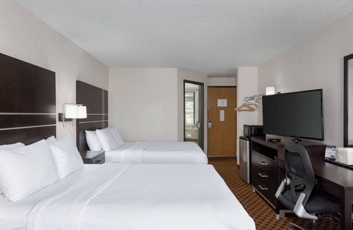 Graysville Hotel | 2 Separate Hotel Bedrooms with 2 Queen Beds in each room with attached bathroom