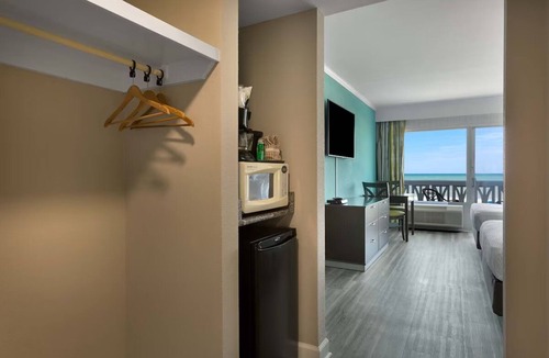 Myrtle Beach Resort | 2 Shoreline Oceanfront Rooms | Hot Tub, Spa, 1.2 mi to Broadway at the Beach