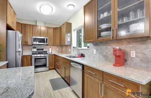 University Area Condo | 2 Spacious 4-bedroom condo in charming Anchorage with WiFi in UMED district