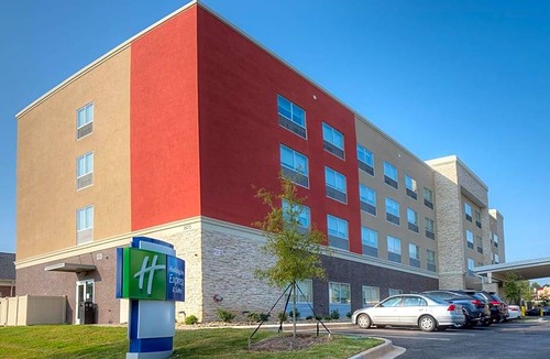 Fort Mill Hotel | 2-Star Hotel ∙ Holiday Inn Express & Suites - Fort Mill, an IHG Hotel