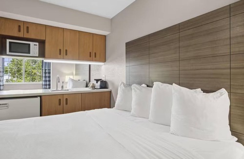 Blue Springs Hotel | 2 Streamlined Rooms w/Free Parking for Comfortable Short Stays