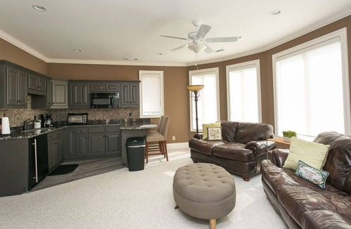 Greensboro House | 20% Off Until 2027, Elevator, Lake Front, Pool, Pontoon, Theater, Fire Pit, WOW