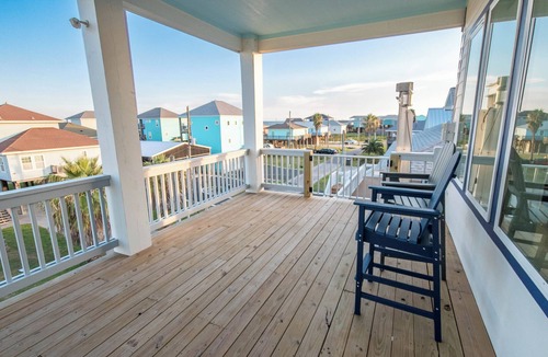 Crystal Beach House | 200 Steps to Beach.6BR sleeps 18 w/Karaoke, Outdoor Bar, Games, Decks & Views