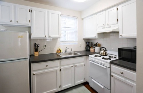 Riverside Apartment | 2Bed, 1.5Bath, Multi-Level Townhouse, Sleeps 6