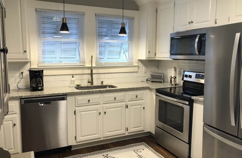 Greenville House | 2BR/1BA Sunny Bungalow 2Mi to Downtown Gvl