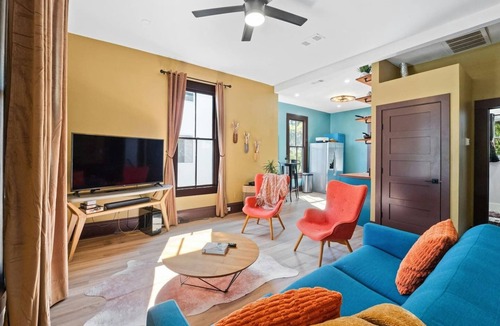 West End House | 2BR Historic French Manor by Capitol ❤️ Free Parking | Minutes to UT & Downtown