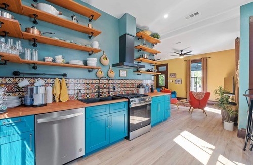 West End House | 2BR Historic French Manor by Capitol ❤️ Free Parking | Minutes to UT & Downtown