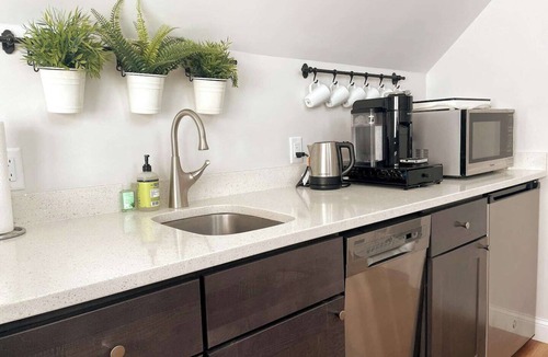Arlington Apartment | 2BR Suite - Bright - Modern - Central AC - Parking