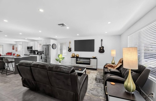 Hollywood House | 3-BDR Guitar House, Walk to Casino, located close to EVERYTHING