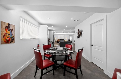 Hollywood House | 3-BDR Guitar House, Walk to Casino, located close to EVERYTHING