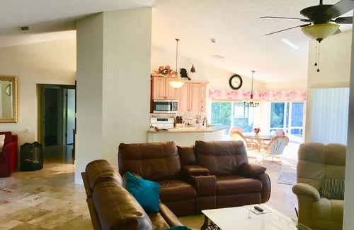 Spring Hill House | 3 Bed ~ 2 Bath~ Pool ~ Wifi ~ Pets Welcome ~Optional Heated Pool ~SS Barbecue