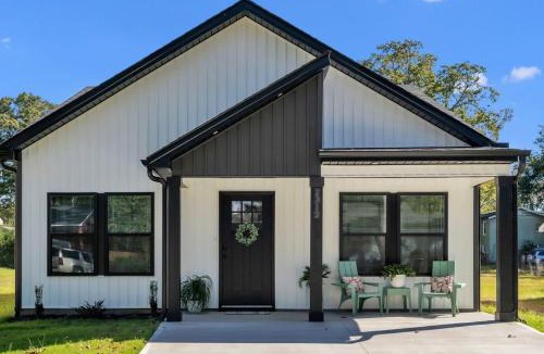 Drayton House | 3 BR Downtown Spartanburg- Upscale& Work Ready "Sweet Carolina Cottage"