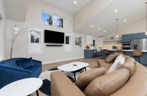 Alyeska House | 3 King Suites Near Alyeska | Sauna & Mountain Views
