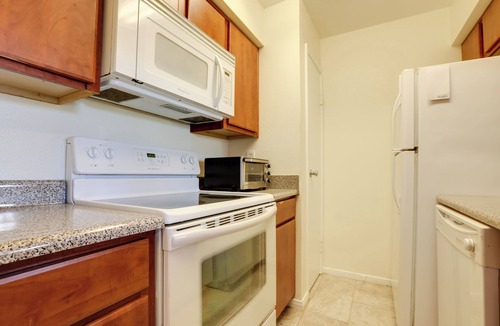 Galveston Condo | 3 Mi to Moody Gardens: Couple's Beach Retreat