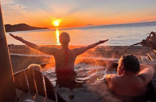 Seldovia Village House | 360 degree ocean views, 2 Sandy Beaches, Whalebone Arch, Kayaks Glacier & more