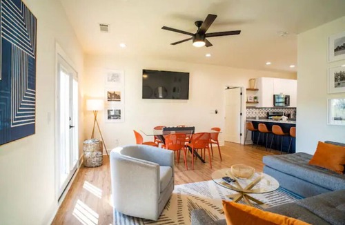 East Lake House | 3bd/2bth, Putting Green, Walk to Restaurants!