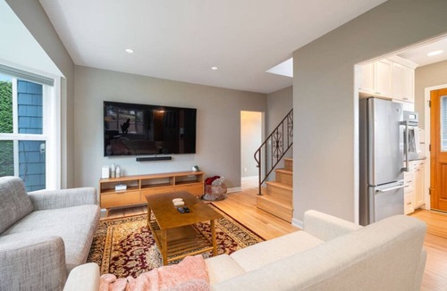 Lower Queen Anne House | 3BR 3BA Kerry Park Retreat in Queen Anne, Near Stadium
