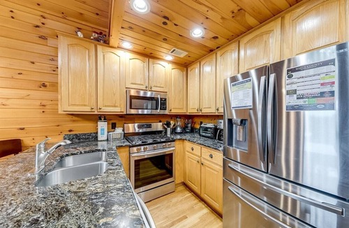 Helen Cabin | 3BR Helen cabin with hot tub, mountain views, and easy downtown access.