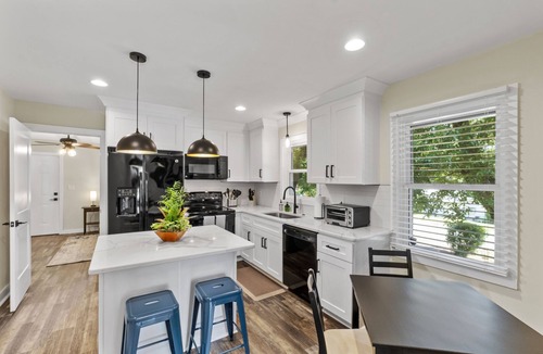 Sans Souci House | 3BR Near Swamp Rabbit Trail Fenced Yard Pet-Friendly 7 Min to Downtown