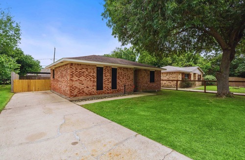 El Lago House | 3BR Seabrook Retreat: Near Kemah | NASA | Yard