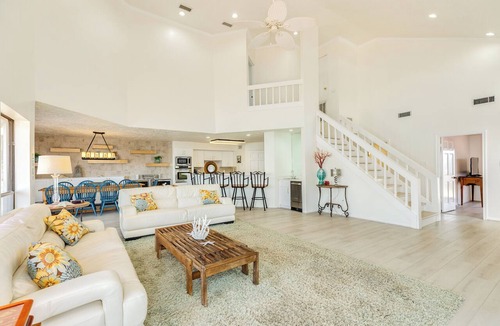 Pirates Beach House | 3rd Row Retreat in Pirates Beach - Walk to the Beach + Dogs Welcome!