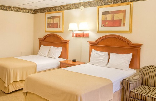 Campbelltown Hotel | 4 Comfortable Units Close to Hershey Theatre, FREE Parking, FREE Breakfast!