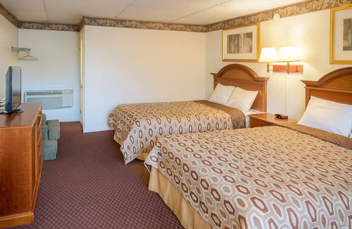 Campbelltown Hotel | 4 Comfortable Units Close to Hershey Theatre, FREE Parking, FREE Breakfast!