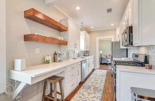 Galveston Cottage | 4 Mi to Moody Gardens: Sleek Home w/Deck & Yard!