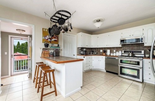 Waveland House | 4 minute walk to beach in Hull’s desirable Alphabets neighborhood!