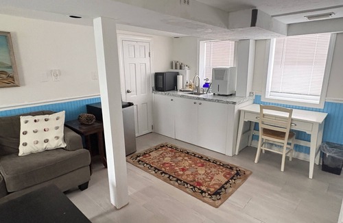 Waveland House | 4 minute walk to beach in Hull’s desirable Alphabets neighborhood!