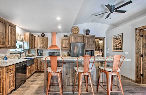 Red River House | 4 Units in Red River: Mtn Views, Steps to Main St