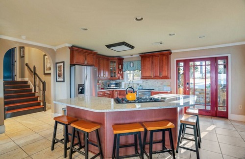 Gilbert House | 4BR - 4BA - 15ft Outdoor Bar - Kayaks & SUPs Included