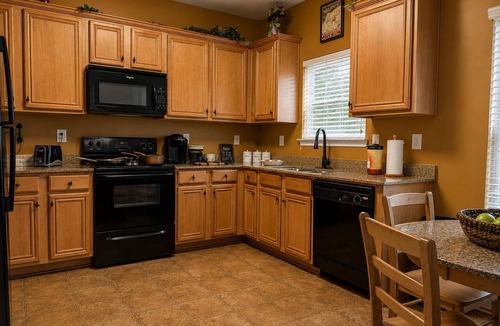 Church Street House | 4BR Home with calif king bed Sleeps 10, Gym near Airport