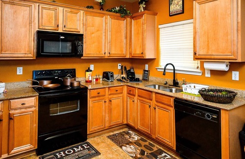 Church Street House | 4BR Home with calif king bed Sleeps 10, Gym near Airport