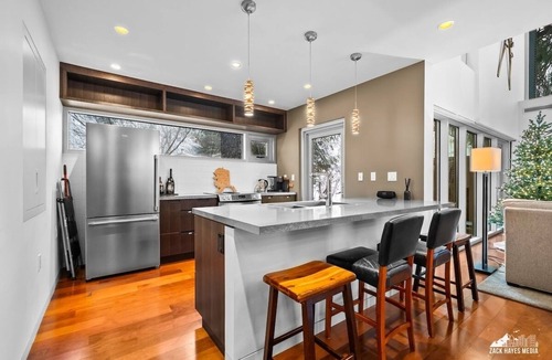 Alyeska House | 4BR Luxury Ski Lodge | 3-Min Walk to Alyeska Lifts | Fireplace + Game Lounge