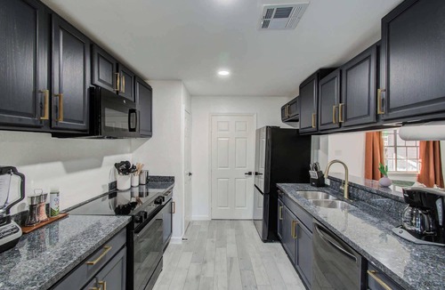 Southbelt/Ellington House | 5-BD,2-BA Tranquil Retreat ft Jacuzzi & Playground