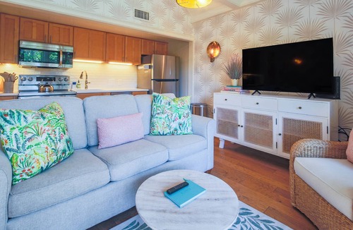 West Beach Village House | 5 Minute Walk to Beach! Screened Porch w/Forest Views, Wonderful Natural Light & Comfy Seating