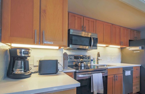 West Beach Village House | 5 Minute Walk to Beach! Screened Porch w/Forest Views, Wonderful Natural Light & Comfy Seating