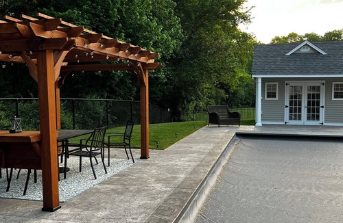 East Walpole House | 5 Minutes from World Cup Venue! Luxury Backyard Pool, Sauna & Gym in Walpole!