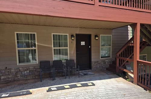 Dahlonega Villa | 5 minutes walk to downtown square! Perfect for a couple with children.