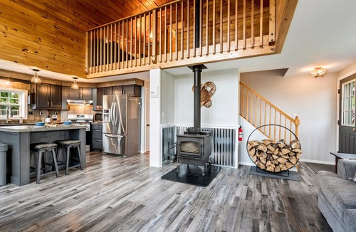 Rangeley House | 5BR Rangeley Cabin w/Cozy Patio + Hot Tub