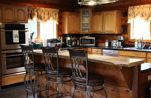 Susitna North Cabin | 6-bedroom Lakefront Lodge on 10 acres w/wifi only 13 miles to downtown Talkeetna