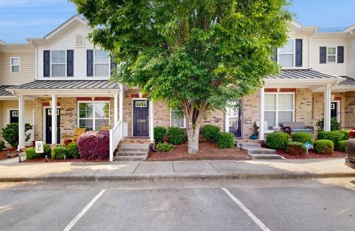 Winston - Salem House | 7 Mi to Dtwn Winston-Salem! Townhouse w/Pool
