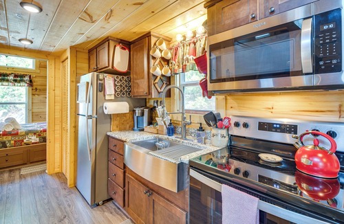 Mill Spring Cabin | 7 Mi to Lake Lure: Mill Spring Cabin w/Hot Tub