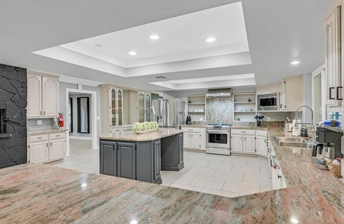 Foothills House | 7000 Sq ft Upscale 5BR Villa | Pool, Spa, Gym