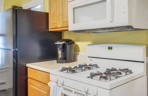 Fitchburg Condo | 9 Mi to Wachusett Mtn! Family Base w/Porch